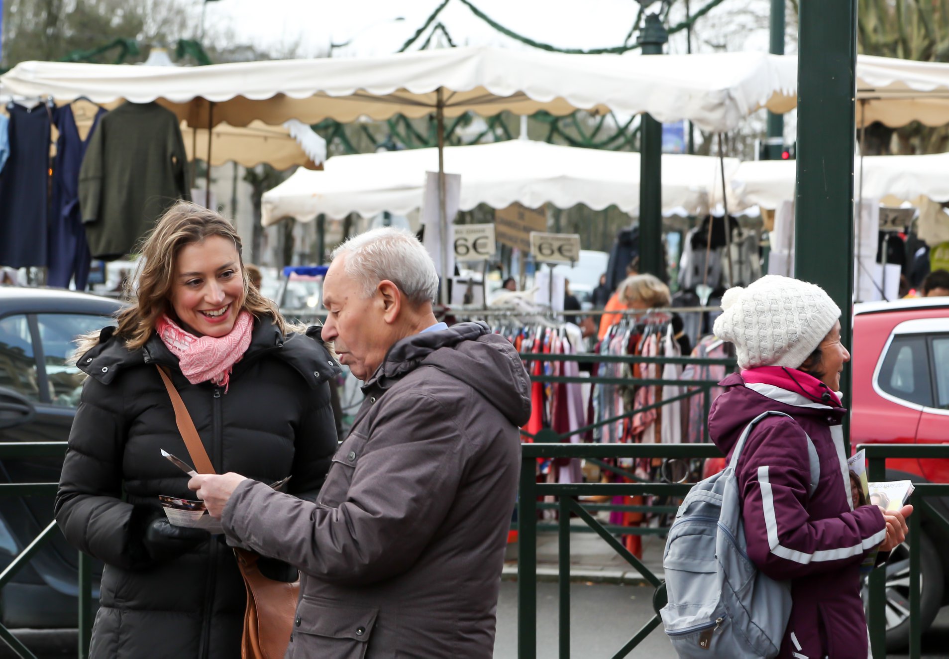 Christelle Carcone, candidate aux élections municipales du Plessis-Robinson et son équipe à la rencontre des robinsonnais