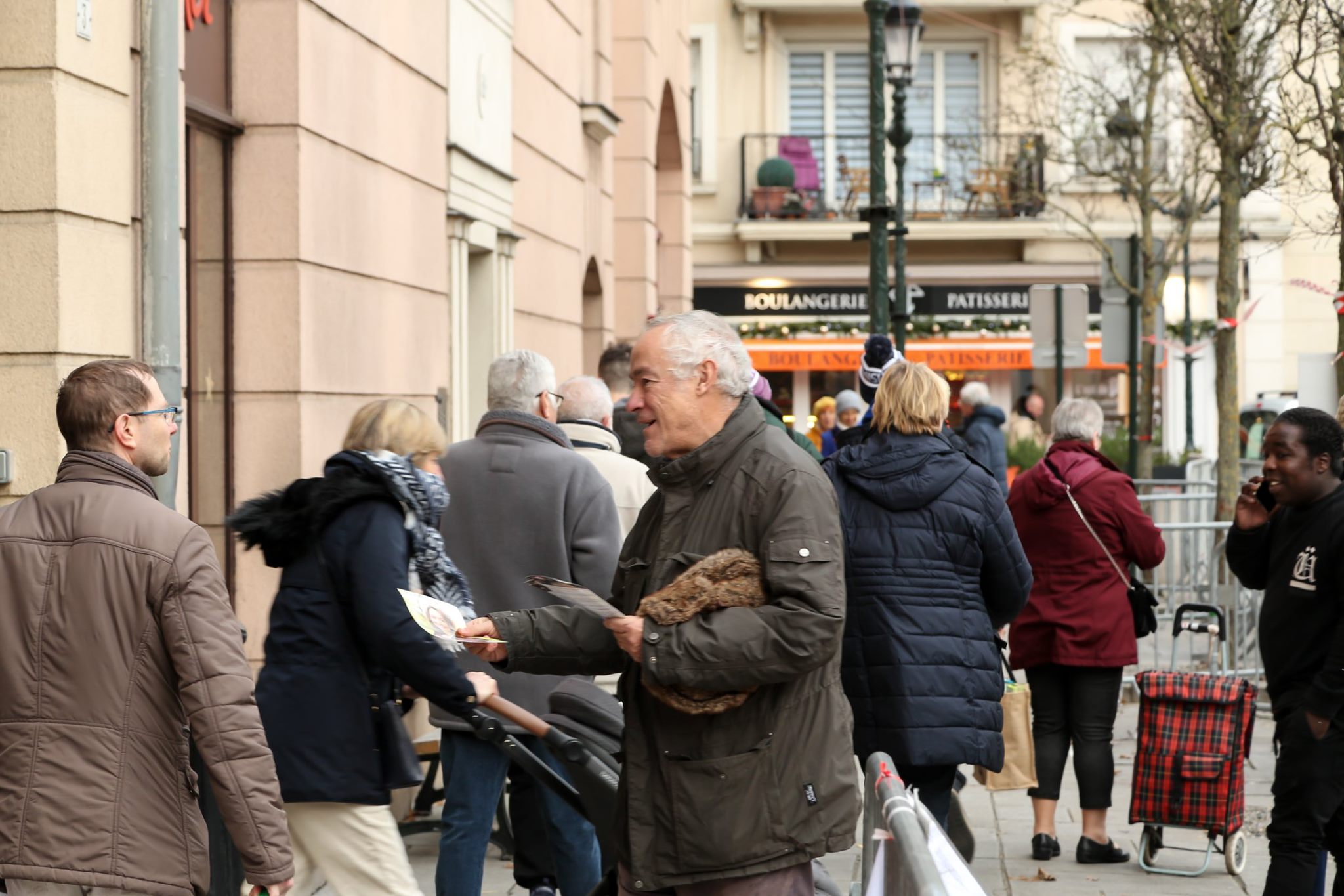 L'équipe de campagne de la liste "Un souffle nouveau pour Le Plessis-Robinson" aux élections municipales part à la rencontre des robinsonnais.