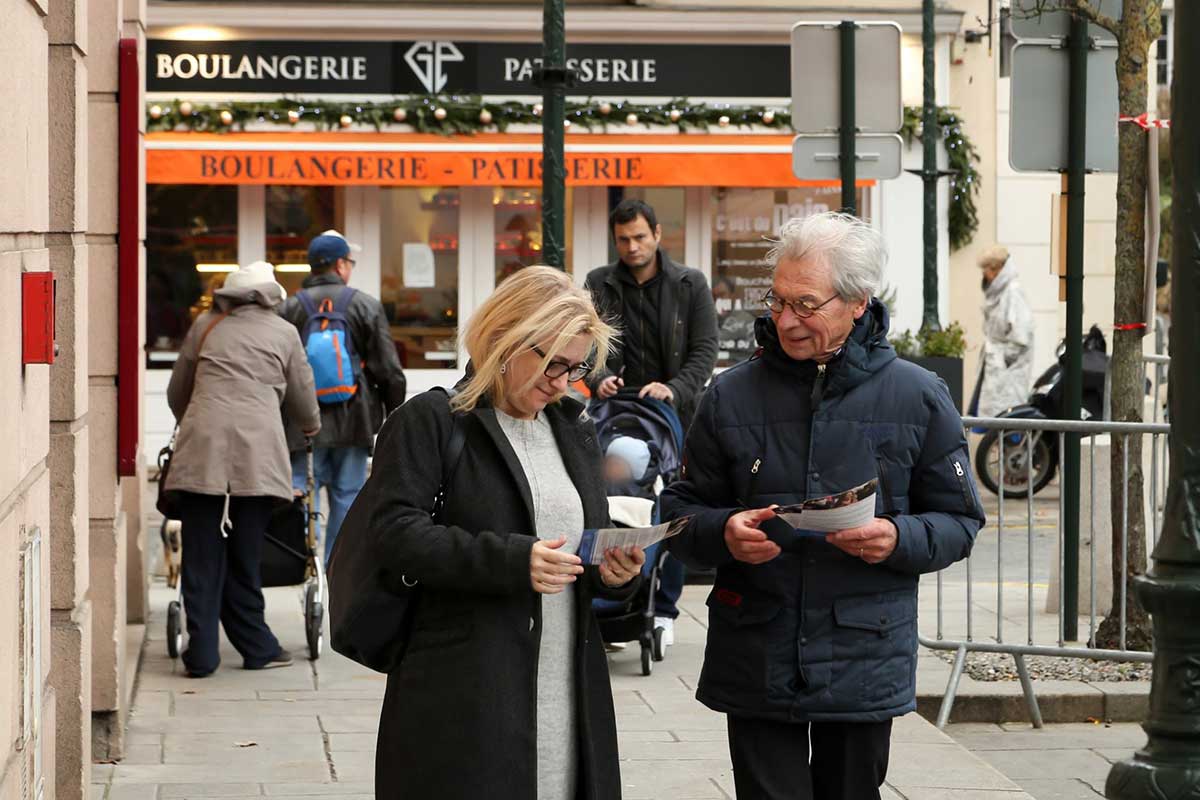 L'équipe de campagne de la liste EM!-Modem "Un souffle nouveau pour Le Plessis-Robinson" aux élections municipales part à la rencontre des robinsonnais.