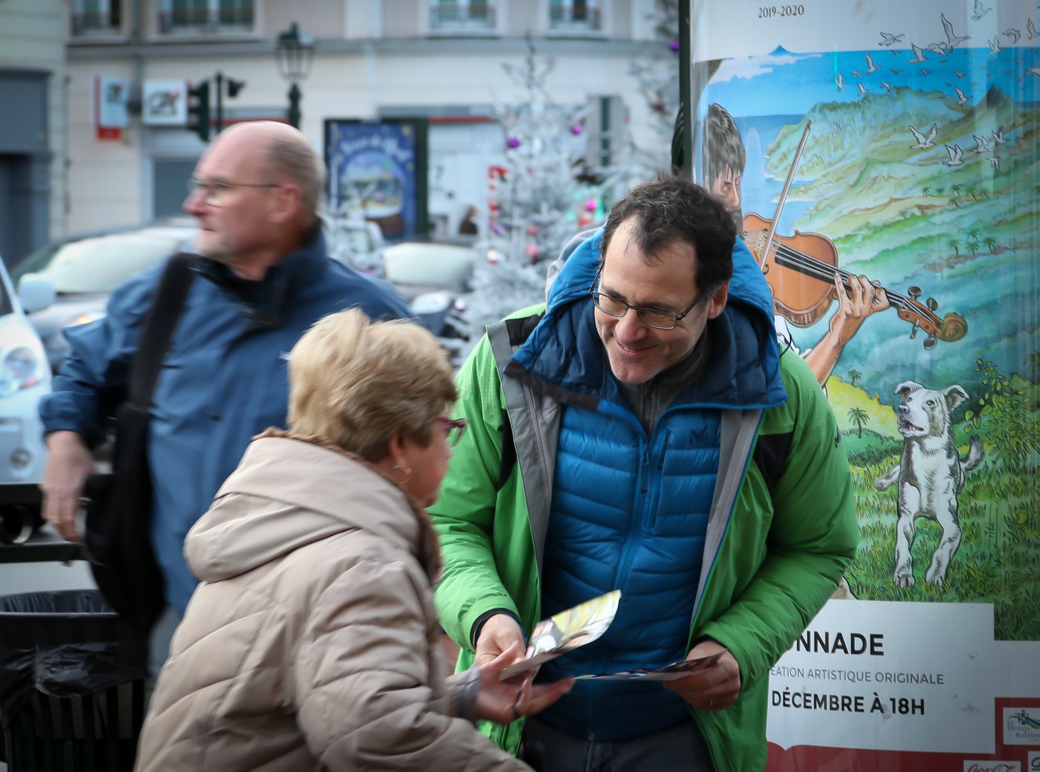 L'équipe de campagne de la liste Un souffle nouveau pour le Plessis-Robinson à la rencontre des robinsonnais