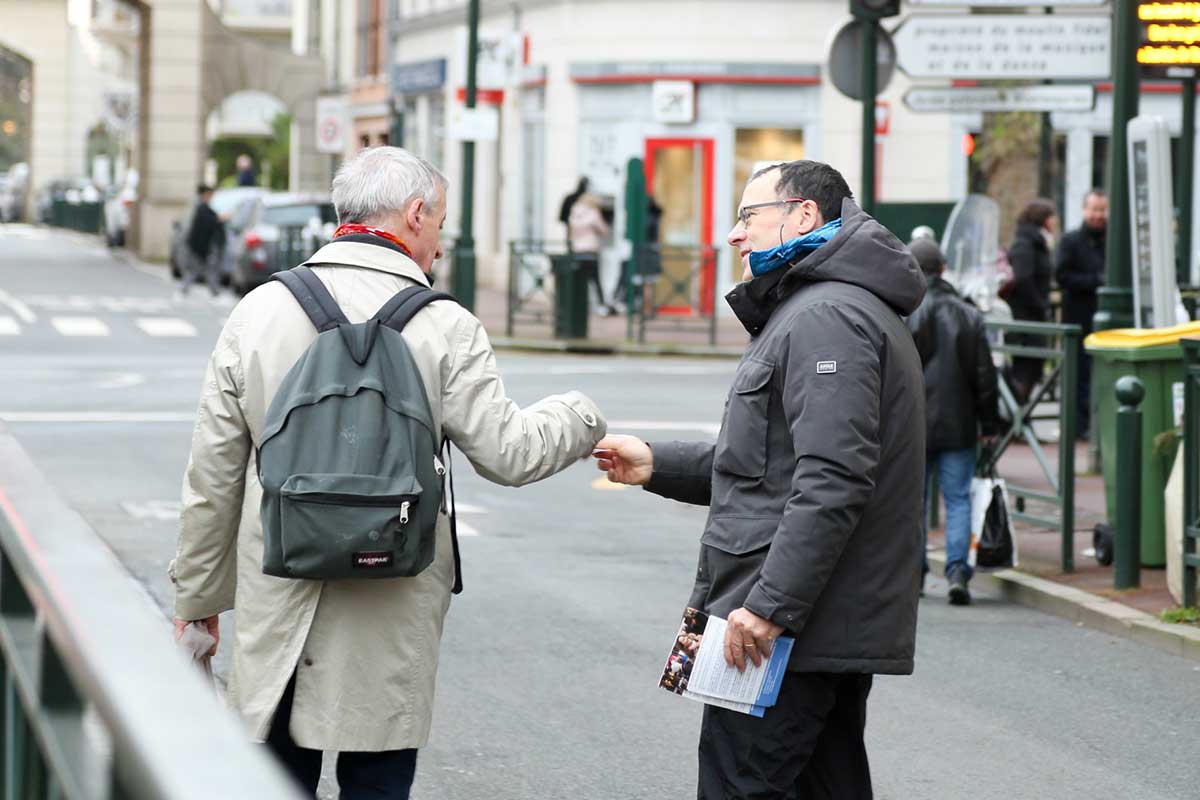 échanges avec les robinsonnais lors du tractage de la liste de Christelle Carcone sur le projet pour le Plessis-Robinson