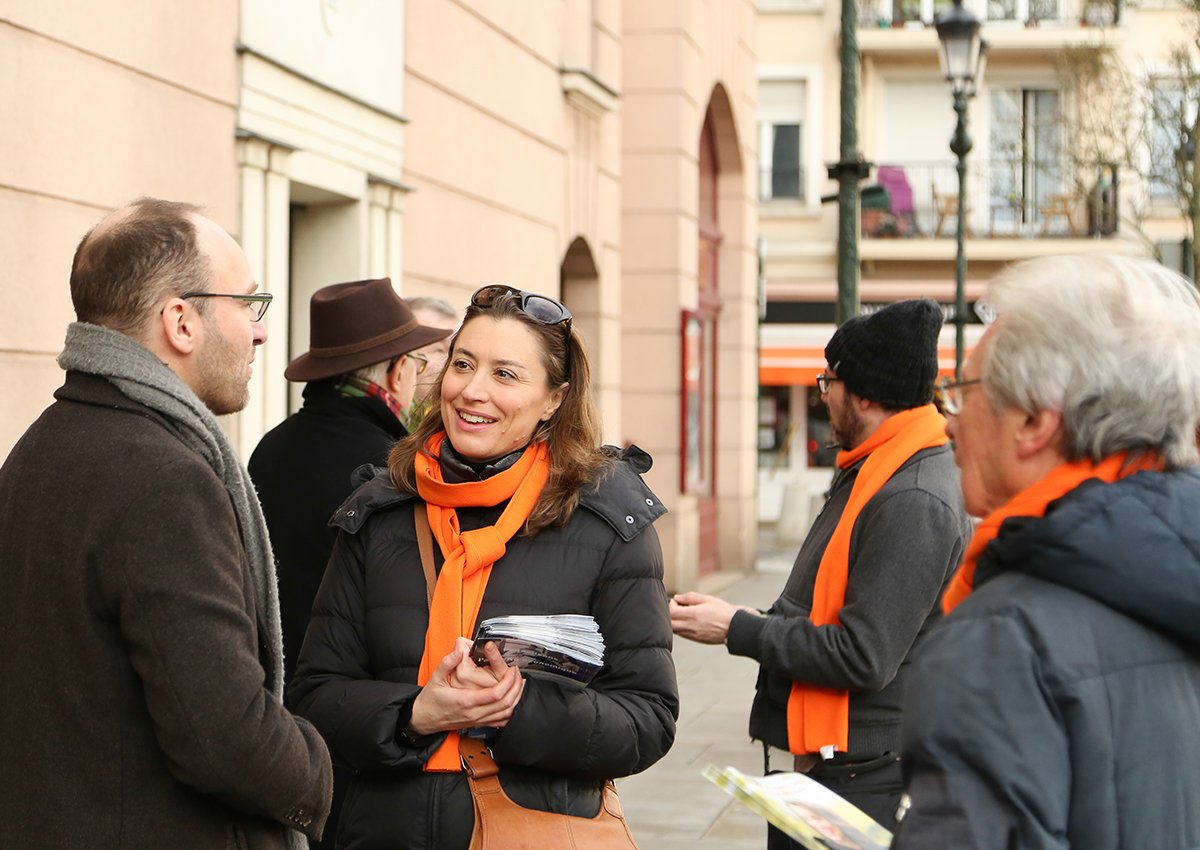 coeur de ville, échanges avec les robinsonnais lors du tractage de la liste de Christelle Carcone sur le projet pour le Plessis-Robinson